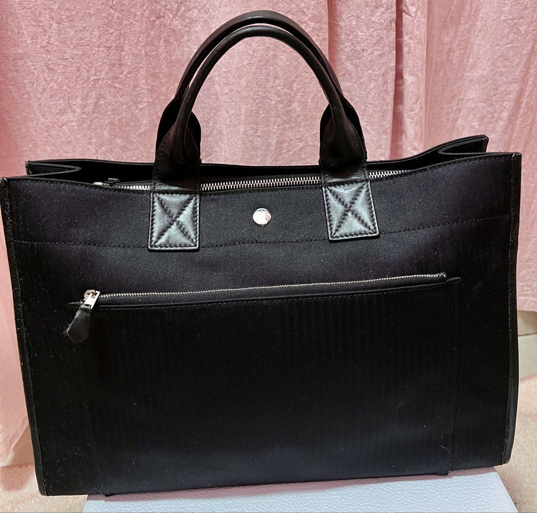 Hermes canvas laptop document handcarry black tote (Category: Tote Bags) located in Johor Bahru. Submitted by kembangputih (Listing ID 1452448908, Image 1). Description: Vintage bag only handcarry Heavy duty canvas Can fit laptop n A4 documents Tapak 40x11x27cm Free jnt No returns Bank trf only .
