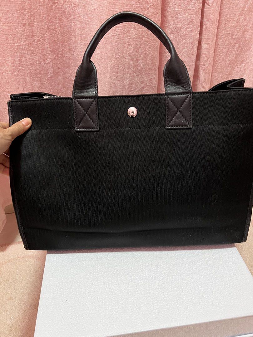 Hermes canvas laptop document handcarry black tote (Category: Tote Bags) located in Johor Bahru. Submitted by kembangputih (Listing ID 1452448908, Image 3). Description: Vintage bag only handcarry Heavy duty canvas Can fit laptop n A4 documents Tapak 40x11x27cm Free jnt No returns Bank trf only .
