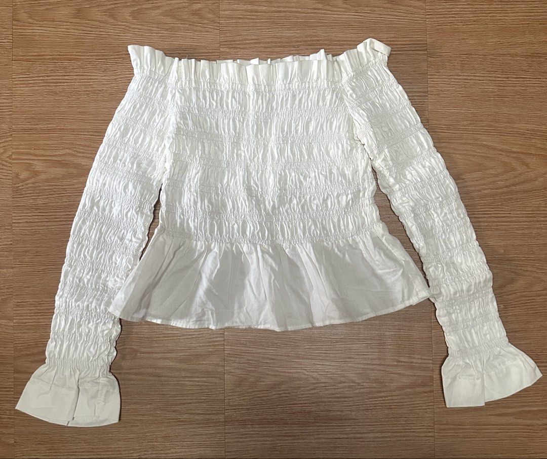 H&M White Smocked Off-Shoulder Top (Category: Blouses) located in Manila. Submitted by matchadoin__ (Listing ID 1452392090, Image 2). Description: - off- shoulder top - smocked design all over, long sleeves - only worn for fitting purposes - colors may vary due to lighting message me for inquiries :pp .