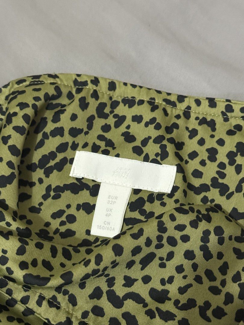 H&M leopard wrap skirt （分類：裙）位於 Hong Kong。 由 babystophoarding 提交（商品編號 1452465105，圖片 2）。簡介： cute for vacations and beach dates or nights out paired with heels。