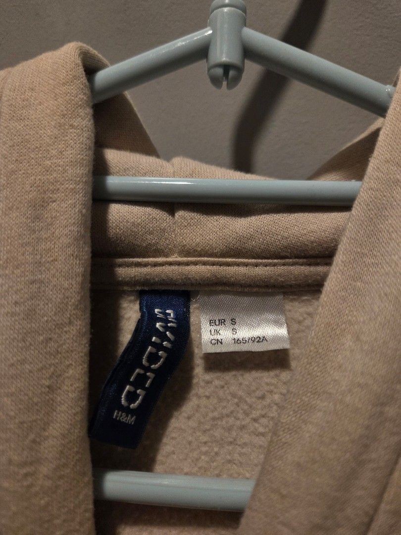 H&M rose and snake hoodie (Category: Hoodies) located in Manila. Submitted by dejavus7512 (Listing ID 1452487662, Image 3). Description: details: size S issue: discoloration.