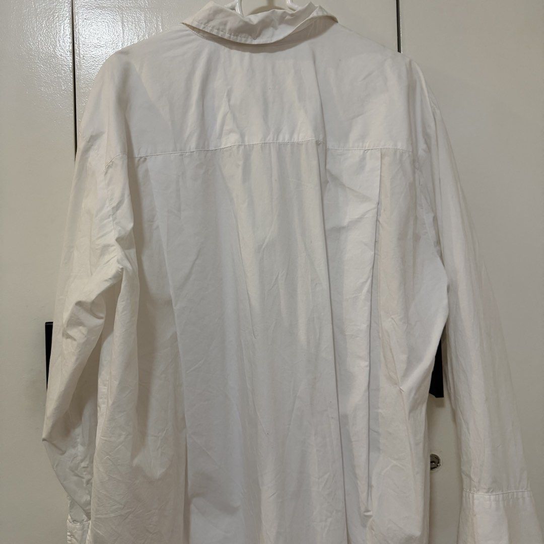 H&M White Long Sleeve Button Up Shirt Size S (Category: Longsleeves) located in Bulacan. Submitted by declutter_diary02 (Listing ID 1452355797, Image 3). Description: - Over sized fit - unused fitted and stored only - Classic white button-up shirt from H&M - Long sleeves with button cuffs - Single chest pocket PLEASE READ ‼️ MOP: Gcash or Bank transfer MOD: Lalamove/Grab or J&T (pickup only) Pickup time 12 PM ONWARDS Buyer will book and pay the s