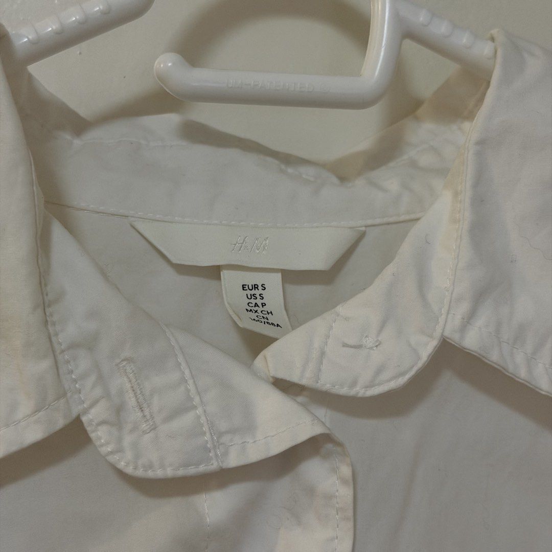 H&M White Long Sleeve Button Up Shirt Size S (Category: Longsleeves) located in Bulacan. Submitted by declutter_diary02 (Listing ID 1452355797, Image 2). Description: - Over sized fit - unused fitted and stored only - Classic white button-up shirt from H&M - Long sleeves with button cuffs - Single chest pocket PLEASE READ ‼️ MOP: Gcash or Bank transfer MOD: Lalamove/Grab or J&T (pickup only) Pickup time 12 PM ONWARDS Buyer will book and pay the s