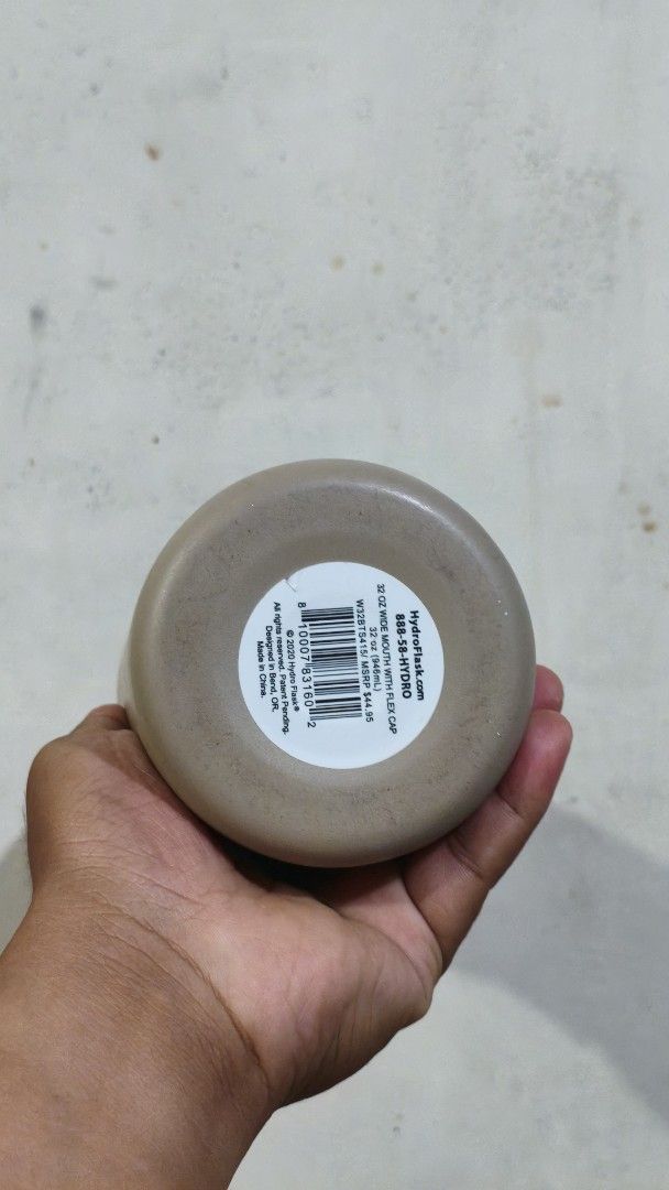 Hydro Flask 32oz Wide Mouth Bottle - Tan (Category: Water Bottles & Tumblers) located in Manila. Submitted by allanpeterkuyathanos (Listing ID 1452487834, Image 2). Description: - Hydro Flask 32oz Wide Mouth Bottle - Color: Tan - Includes Flex Cap - Excellent for keeping drinks hot or cold - Ideal for everyday use, gym sessions, and outdoor adventures - No major dents.