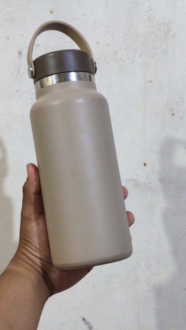 Hydro Flask 32oz Wide Mouth Bottle - Tan (Category: Water Bottles & Tumblers) located in Manila. Submitted by allanpeterkuyathanos (Listing ID 1452487834, Image 3). Description: - Hydro Flask 32oz Wide Mouth Bottle - Color: Tan - Includes Flex Cap - Excellent for keeping drinks hot or cold - Ideal for everyday use, gym sessions, and outdoor adventures - No major dents.