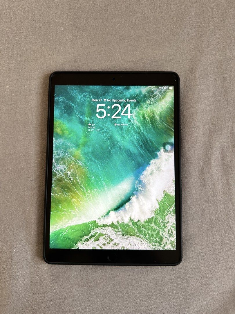 Ipad Air 3 (Category: iPad) located in Batangas. Submitted by jedeclutters (Listing ID 1452336764, Image 1). Description: CLEAN CONDITION NO WHITE SPOTS OR SCREEN DAMAGE IOS 26 95% BATTERY HEALTH NO ISSUES A FEW SCRATCH ONLY (CHECK PIC) INCLUSIONS UNIT CASE.