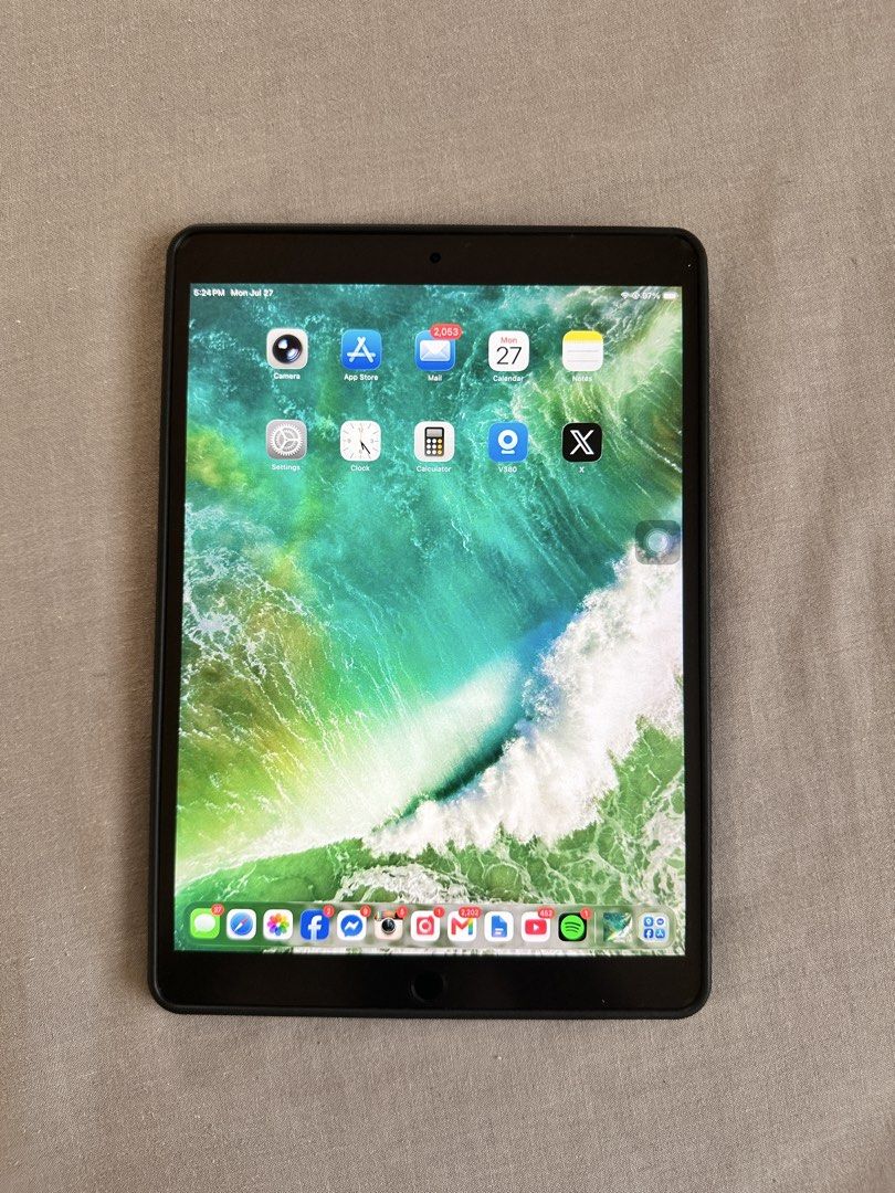 Ipad Air 3 (Category: iPad) located in Batangas. Submitted by jedeclutters (Listing ID 1452336764, Image 2). Description: CLEAN CONDITION NO WHITE SPOTS OR SCREEN DAMAGE IOS 26 95% BATTERY HEALTH NO ISSUES A FEW SCRATCH ONLY (CHECK PIC) INCLUSIONS UNIT CASE.