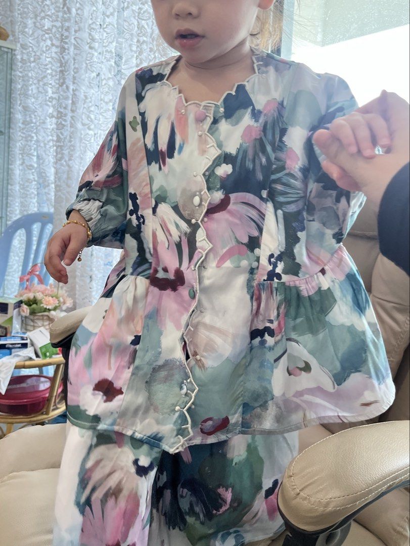 IRSA baju kurung in floral green 1-2years (Category: Babies & Kids Fashion) located in Kuala Lumpur. Submitted by gobokpreloved (Listing ID 1452326712, Image 2). Description: Bought at RM149, to let go at RM35 inc postage Worn 2-3 times only during raya, no defect/stain. Measurement as per picture - Features Irsa’s original hand-drawn fabric - Batwing design for that added flair - Intricate embroidery on the neckline and centre - Designed with bu