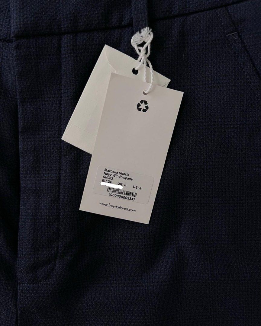 Jacket （分類：外套及戶外衣服）位於 Hong Kong。 由 lauragabriela 提交（商品編號 1452450189，圖片 3）。簡介： Hey there! Selling this super chic black jacket from Brooks Brothers, established 1818. The unique cut gives it a modern, edgy vibe, perfect for layering or making a statement on its own. Definitely a unique piece to add to your wardrobe!。