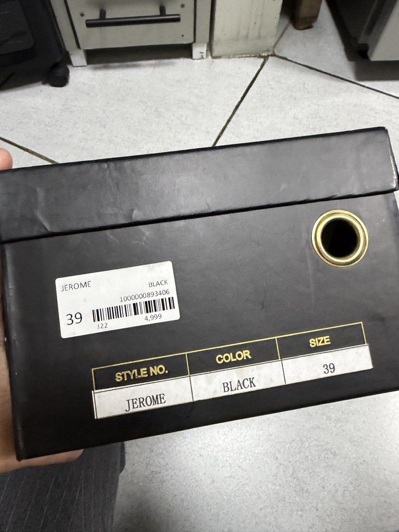 Kartel Jerome Black Leather Loafers Size 39 (Category: Casual Shoes) located in Guiguinto. Submitted by ebh19 (Listing ID 1452443353, Image 3). Description: - Brand: Kartel - Style Name: Jerome - Size: 39 - Material: Black Leather - Design: Classic Slip-on - Condition: Comes with original box - Occasion: Ideal for casual or smart casual wear.