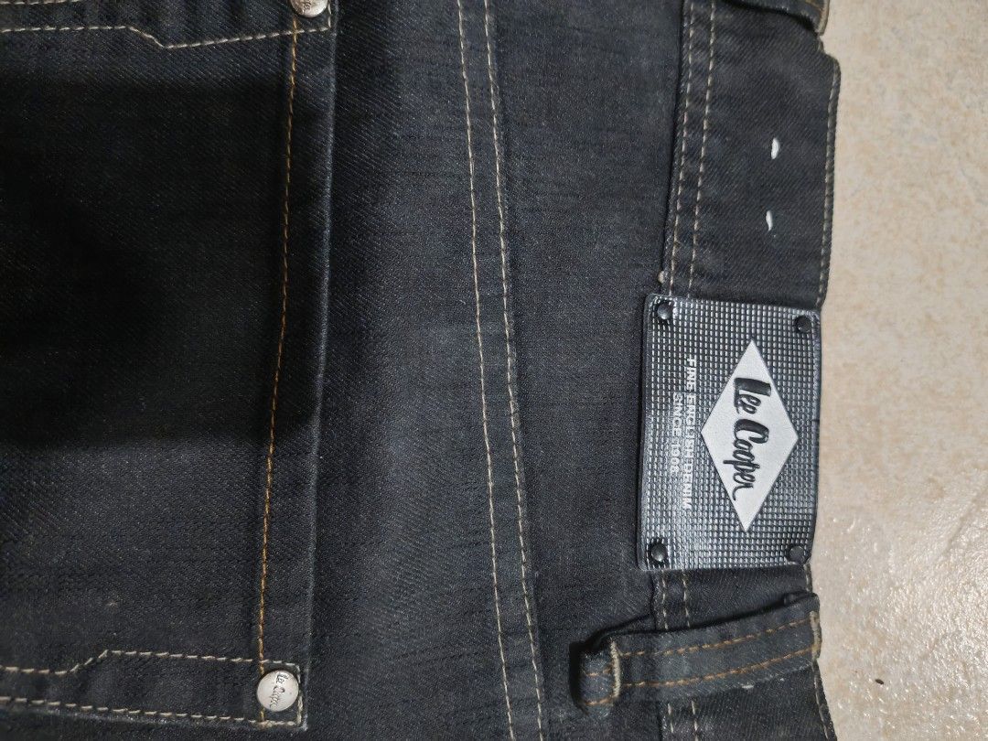 Lee Cooper (Category: Jeans) located in Quezon City. Submitted by philjamesd0323 (Listing ID 1452336407, Image 3). Description: loc batasan qc.