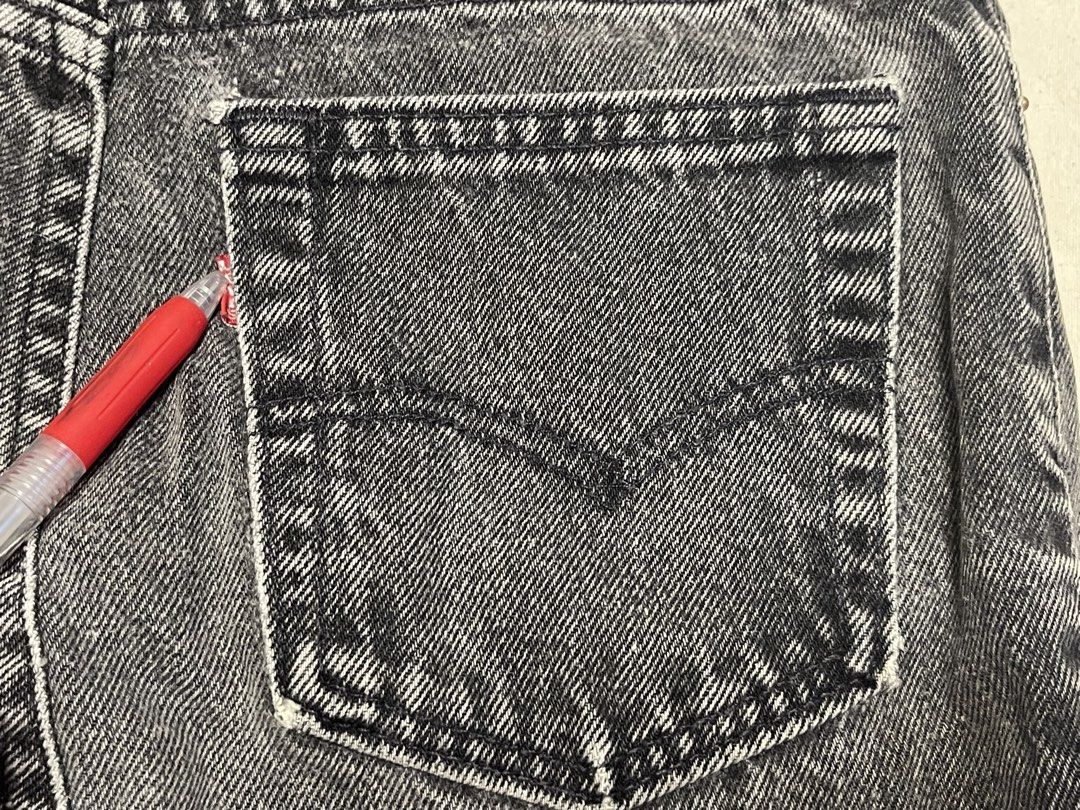 Levi’s （分類：裙）位於 Hong Kong。 由 pop38 提交（商品編號 1452323286，圖片 3）。簡介： 明細：品牌：Levi’s 產地：made in USA 明細：Levi’s HR Decon Iconic BF Skirt（高腰牛仔裙），採用洗水黑（WashedBlack） 色調。裙襬標誌性的不修邊抽絲（RawHem）解構設計。 💥狀態良好，乾淨冇穿冇爛💥 size：medium（參考度尺圖片） 。