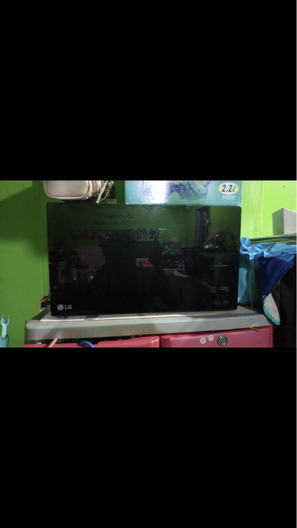 LG Microwave Oven MS2595DIS (Category: Ovens & Toasters) located in Manila. Submitted by fiercefleur (Listing ID 1452470084, Image 1). Description: - LG Microwave Oven MS2595DIS - 2.2L Capacity - 2000W Power - Auto Cook & Reheat - Popular Menu Options - Soften & Melt Functions - Proof & Keep Warm Features - Inverter Defrost - Manual Cook Option - Ideal for Everyday Use.