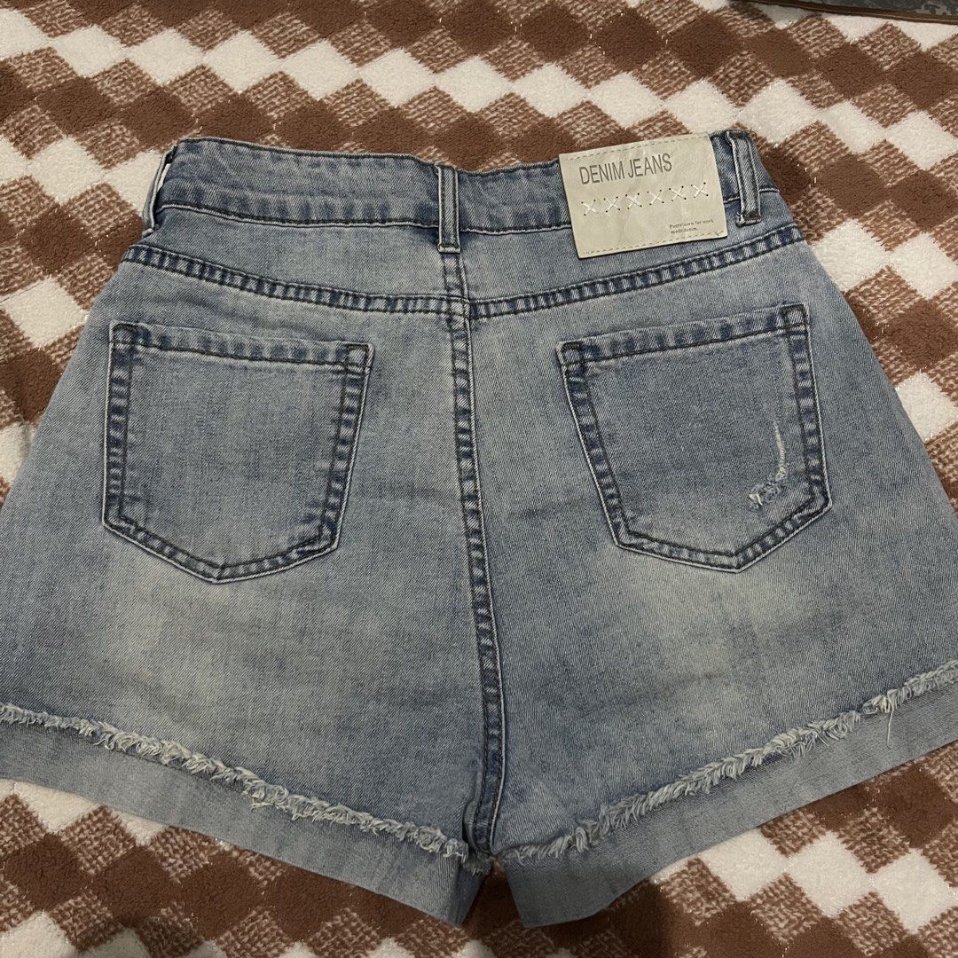 Light Wash Denim Shorts with Frayed Hem (Category: Shorts) located in Rizal. Submitted by meows6 (Listing ID 1452419962, Image 2). Description: s26.