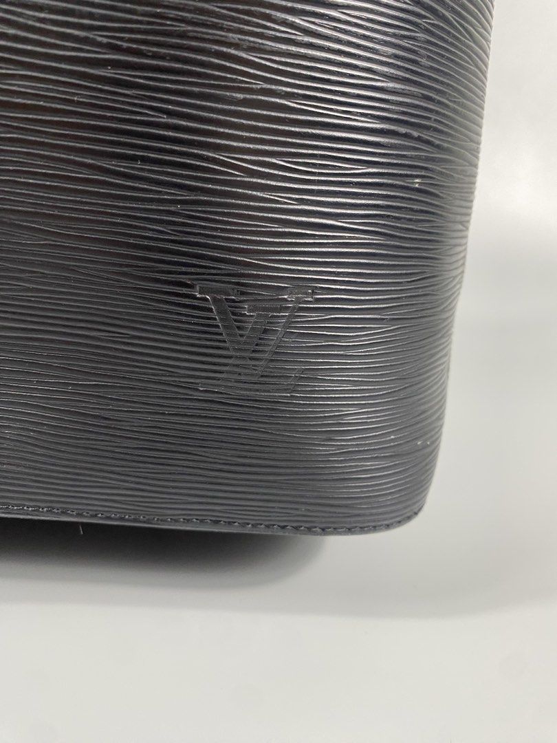 Louis Vuitton Epi (Category: Luxury Bags & Wallets) located in Cabanatuan. Submitted by luwer (Listing ID 1452427286, Image 2). Description: Louis Vuitton Epi good condition check all details.