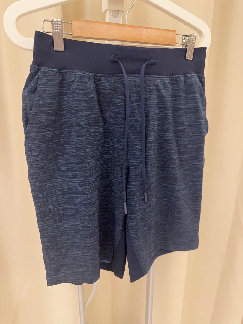 由 bobe56899 (刊登 ID 1452478873，圖片 3) 提交，位於 新北市 (New Taipei) 的 加拿大Lululemon 品牌❤️專櫃購買保證100%正品🌟男士藍色短褲！超低價割愛❤️ (類別：休閒運動服飾)，說明：加拿大Lululemon 品牌❤️ 專櫃購買 保證100%正品⭐️ 男士藍色短褲 穿上身超有質感❤️ Lululemon 材質都超好 👍 兩側口袋設計 背面也有拉鏈口袋設計⭐️ Size: S size 褲長：48 cm 腰圍平量：35 cm（鬆緊腰圍） Made in Vietnam 超低價割愛❤️買到賺到！ 有任何問題歡迎留言！謝謝😊🤝 。