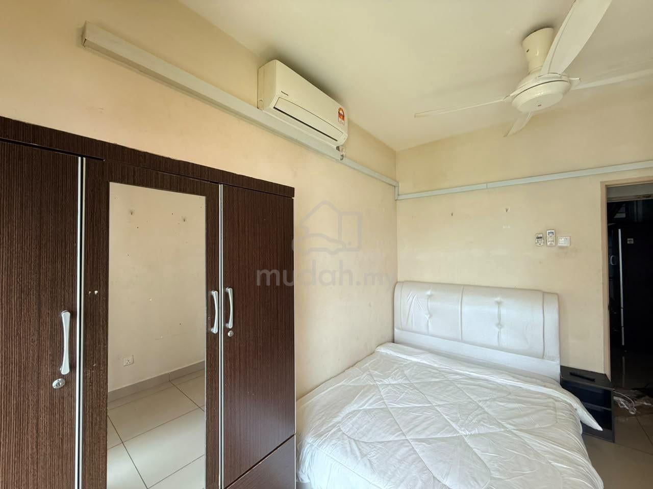 Medium Room For Rent | Arc Austin Hill | Taman Daya | 1 Month Deposit (Category: Property Rentals) located in Johor Bahru. Submitted by mudah938027 (Listing ID 1450511278, Image 2). Description: Room for Rent @ ARC Austin Hill , Taman Daya Payment details : 1 Month Deposit 1 Month Advance Access Card & Key Deposit RM100 Administration fees RM100 3 Rooms unit , no partition room CR1 - RM650 CR2 - RM500 1 Year Agreement / Rental include utilities e