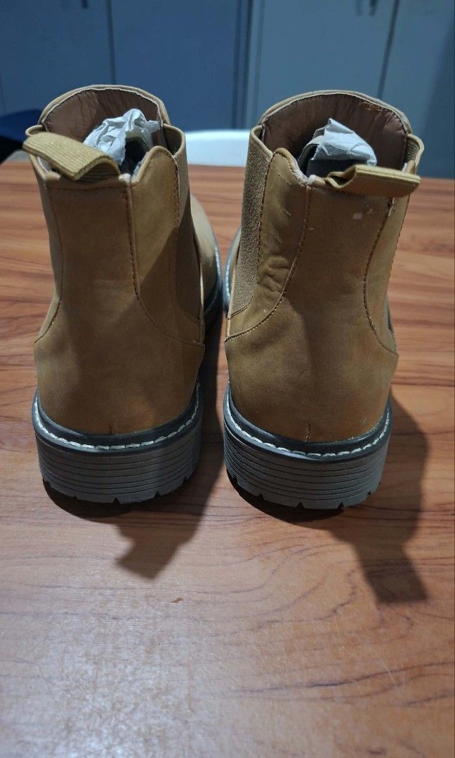 Milanos boots for Men (Category: Boots) located in Noveleta. Submitted by carmelonre67272 (Listing ID 1452463139, Image 3). Description: Milanos Men Shoes/Boots Size: UK 6 RFS: Decluttering May konting flaws but hindi masyadong pansinin Price is still negotiable.