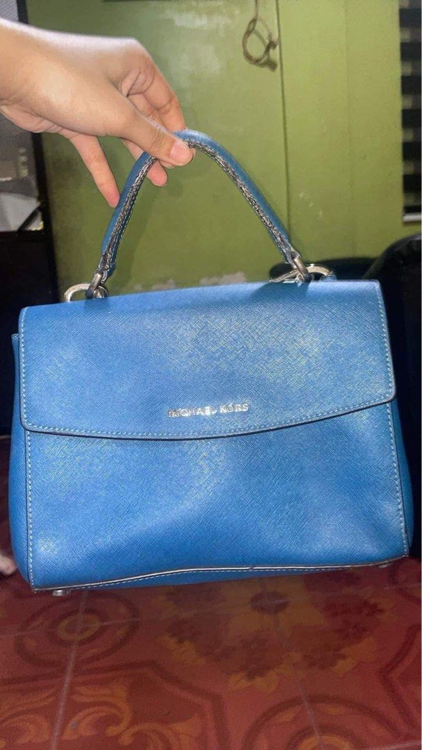 Mk sling bag (Category: Luxury Bags & Wallets) located in Dasmarinas. Submitted by roshei (Listing ID 1452321438, Image 1). Description: .