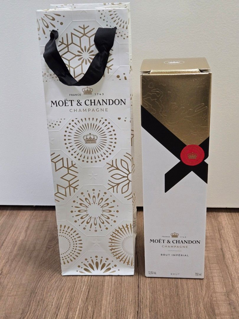 Moet&Chandon Gift Packaging (Category: Art & Prints) located in Kuala Lumpur. Submitted by paulinecassieopeia (Listing ID 1452497708, Image 1). Description: Moet&Chandon champagne gift packaging that's suitable to complete your gifting set, inclusive of champagne box & paper bag and fits 750ml champagne nicely Condition as per shown in pics above .