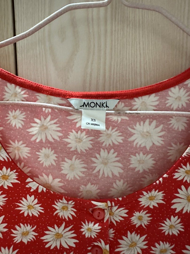 MONKI 有彈力紅色碎花短上衣 （分類：其他上衣）位於 Hong Kong。 由 kellyyuyuyuyu 提交（商品編號 1452434940，圖片 3）。簡介： XS碼 MONKI 全新。