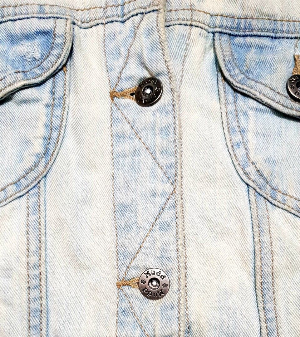 Mudd (Category: Coats, Jackets and Outerwear) located in Taguig. Submitted by thriftedminds (Listing ID 1452455800, Image 3). Description: Item: Mudd (Acid Washed Denim Jacket)🔥 Size: Mudd Hardtag (M) Width: 18 Length: 21.5 Condition: Excellent Issue: None DM to purchase 📩.