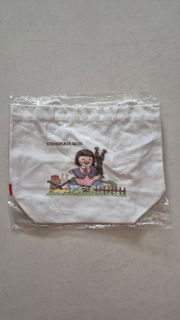 New tote bag （分類：多用途袋）位於 Hong Kong。 由 littlefarm29396 提交（商品編號 1452371256，圖片 1）。簡介： 🥳袋面印有Chocolate Rain可愛大圖案，後面有個細圖案，絕對係粉絲必備✨採用耐用帆布材質，日常用嚟裝嘢一流，又環保又靚👍仲可以喺太子站交收添快啲帶佢返屋企啦。