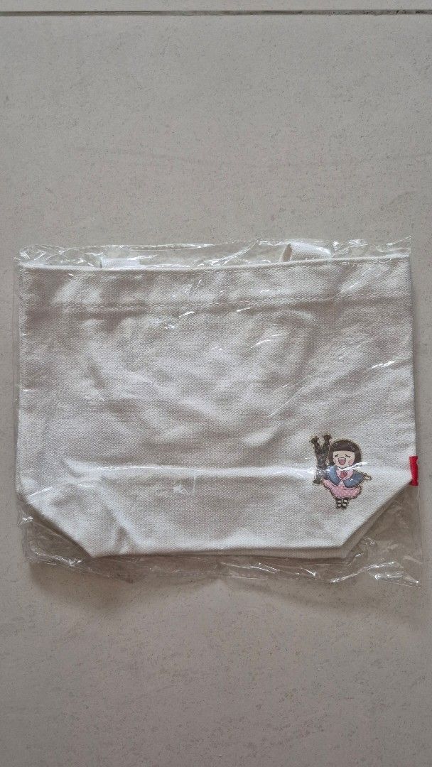 New tote bag （分類：多用途袋）位於 Hong Kong。 由 littlefarm29396 提交（商品編號 1452371256，圖片 2）。簡介： 🥳袋面印有Chocolate Rain可愛大圖案，後面有個細圖案，絕對係粉絲必備✨採用耐用帆布材質，日常用嚟裝嘢一流，又環保又靚👍仲可以喺太子站交收添快啲帶佢返屋企啦。