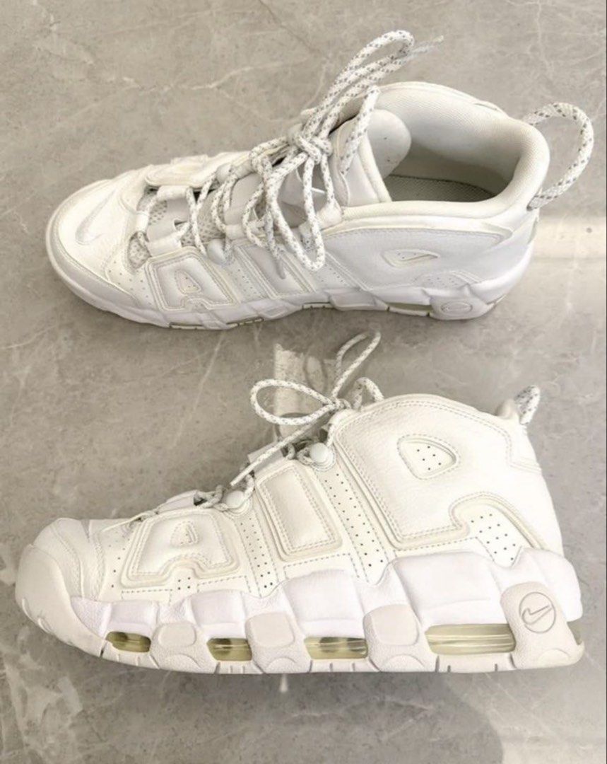 由 bobe56899 (刊登 ID 1452482105，圖片 3) 提交，位於 新北市 (New Taipei) 的 Nike air more uptempo❤️超百搭的氣墊籃球鞋🌟加拿大專櫃購買 保證100%正品 ⭐️超低價割愛❤️ (類別：運動鞋、球鞋)，說明：Nike 品牌❤️加拿大專櫃購買保證100%正品🌟 nike air more uptempo白色非常高級好看👍 皮蓬低幫氣墊籃球鞋🏀 鞋子上很多設計 特別好看👍 鞋子極少穿 實品超級新🌟 超低價割愛❤️買到賺到！ Size: US 10.5 UK 9.5. (28.5cm) 有任何問題歡迎留言😊🤝謝謝。