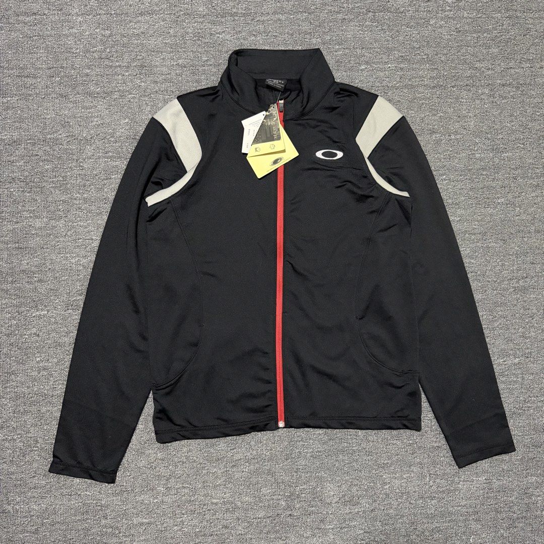 Oakley Track Jacet (Category: Coats, Jackets and Outerwear) located in Bulacan. Submitted by issey_rack (Listing ID 1452466515, Image 1). Description: Oakley Track Jacket Size : M Dimensions ✅ Width : 19.5 inches Lenght : 25.5 inches Sleeve Lenght : 25 inches Condition : Brandnew With tags Zipper : YKK Price : 1800 Pesos -Bulacan area-.