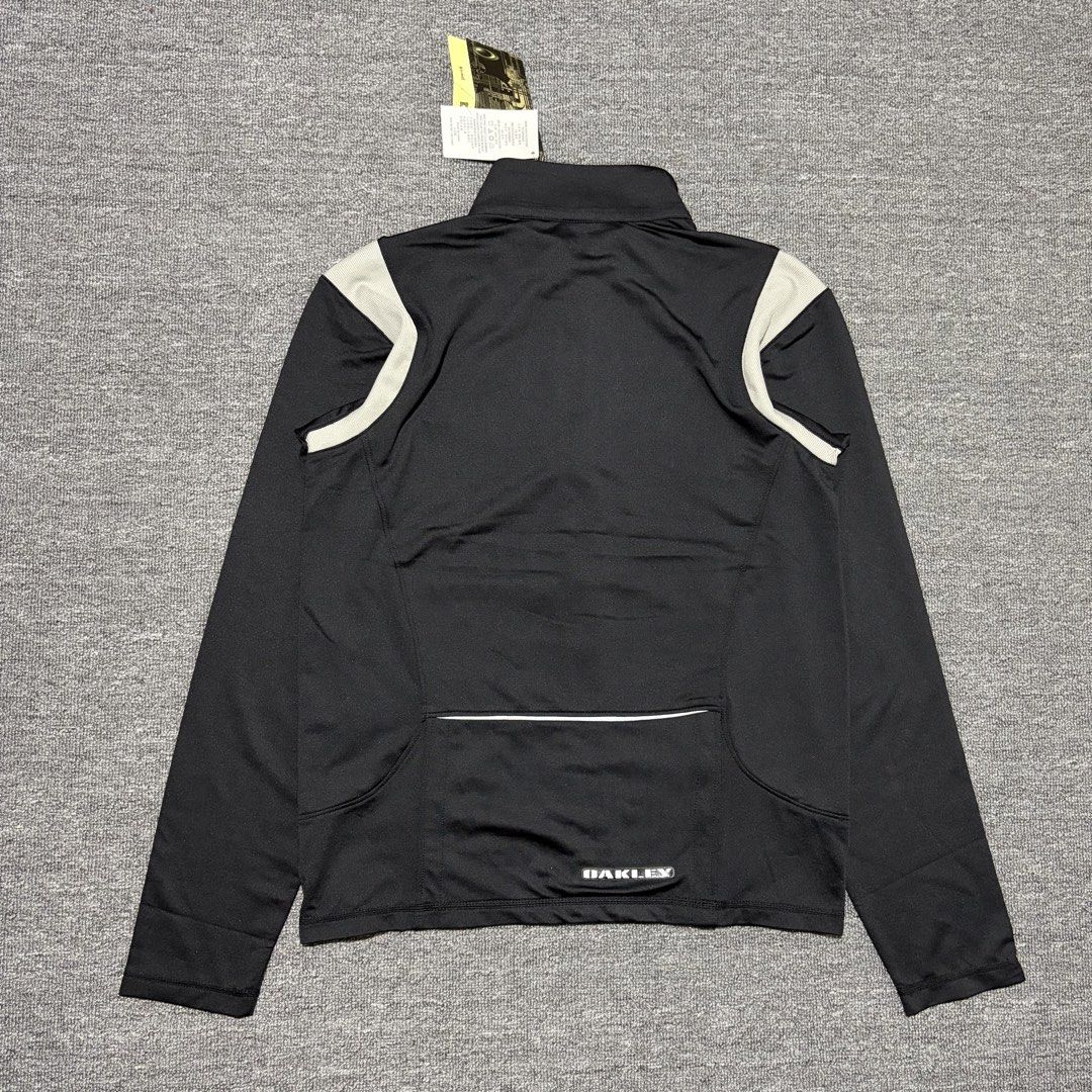 Oakley Track Jacet (Category: Coats, Jackets and Outerwear) located in Bulacan. Submitted by issey_rack (Listing ID 1452466515, Image 3). Description: Oakley Track Jacket Size : M Dimensions ✅ Width : 19.5 inches Lenght : 25.5 inches Sleeve Lenght : 25 inches Condition : Brandnew With tags Zipper : YKK Price : 1800 Pesos -Bulacan area-.