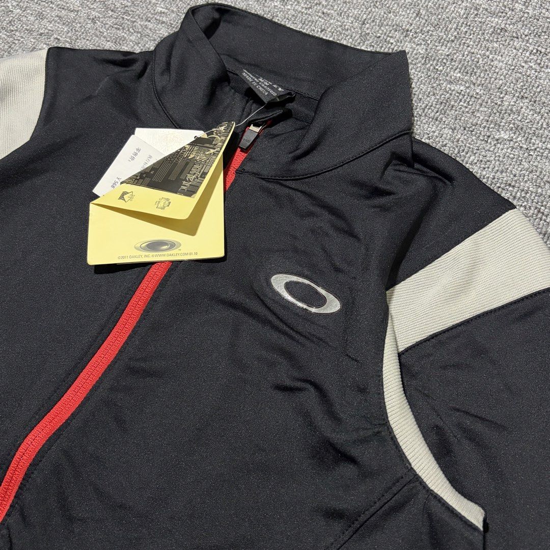 Oakley Track Jacet (Category: Coats, Jackets and Outerwear) located in Bulacan. Submitted by issey_rack (Listing ID 1452466515, Image 2). Description: Oakley Track Jacket Size : M Dimensions ✅ Width : 19.5 inches Lenght : 25.5 inches Sleeve Lenght : 25 inches Condition : Brandnew With tags Zipper : YKK Price : 1800 Pesos -Bulacan area-.