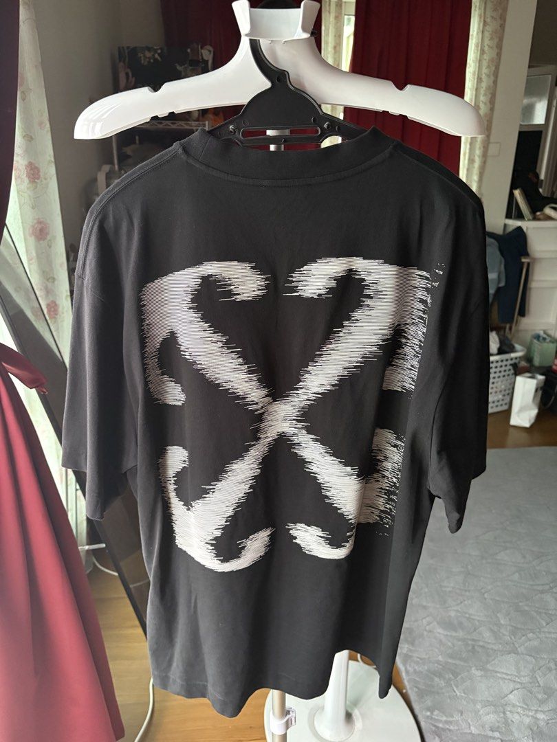 Off-White Oversized Tee (Category: Tshirts & Polo Shirts) located in Puchong. Submitted by mirulashman (Listing ID 1452455310, Image 2). Description: Off-White oversized tee ( Original ) Rarely worn item still like new Size M Bought at original KLCC store .