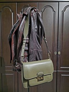 (Category: ) located in . Submitted by fine_closet83 (Listing ID 1452328041, Image 1). Description: .