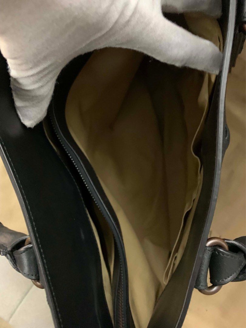 Original Bottega Veneta Tote 2way (Category: Luxury Bags & Wallets) located in Paranaque City. Submitted by glenjonluxuryfinds2 (Listing ID 1452477784, Image 3). Description: BOTTEGA VENETA OFC/MENS BAG W/ CAREBOOKLET, SLING, DUSTBAG, AND ENTRUPY .