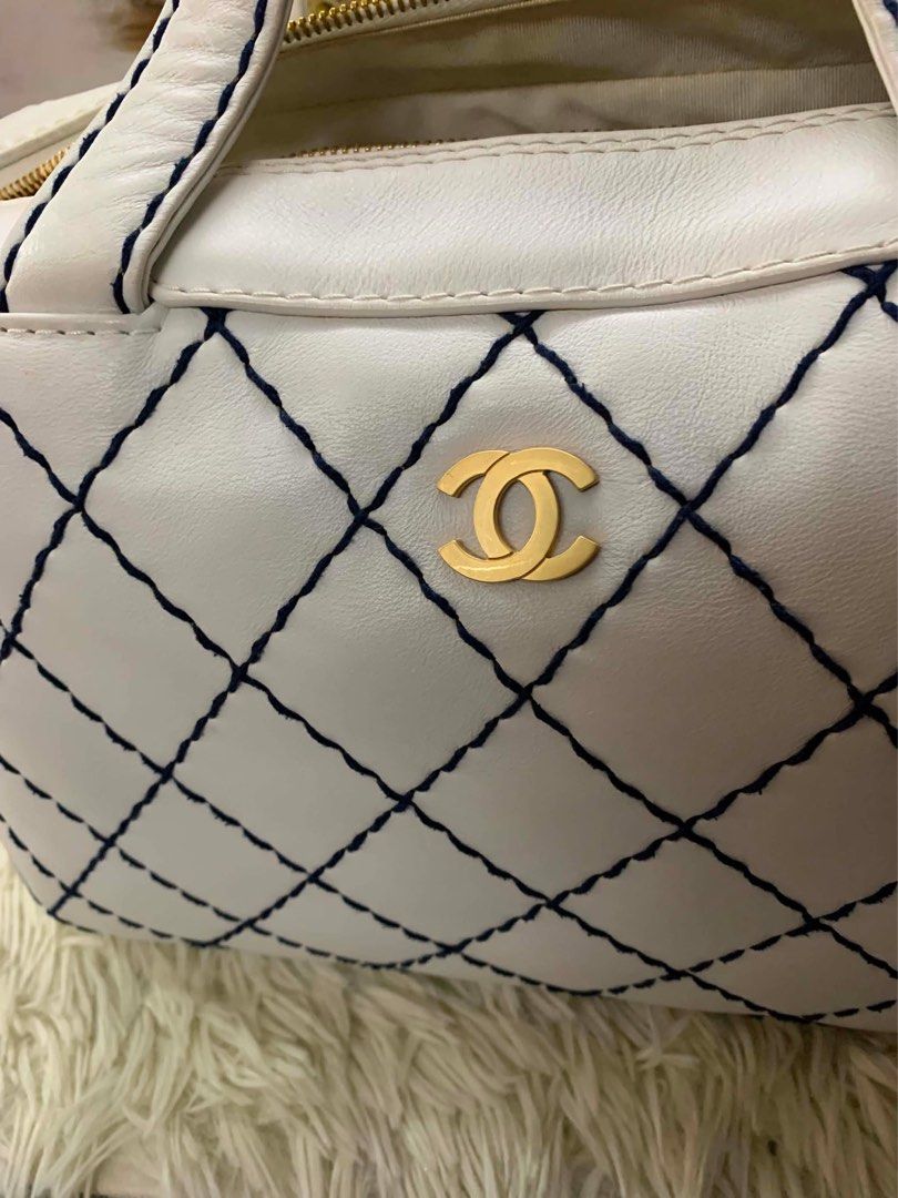Original Chanel Wildstitch Handbag (Category: Luxury Bags & Wallets) located in Paranaque City. Submitted by glenjonluxuryfinds2 (Listing ID 1452475861, Image 2). Description: CHANEL WHITE CALF SKIN W/ PROVIDED DUSTBAG AND ENTRUPY .