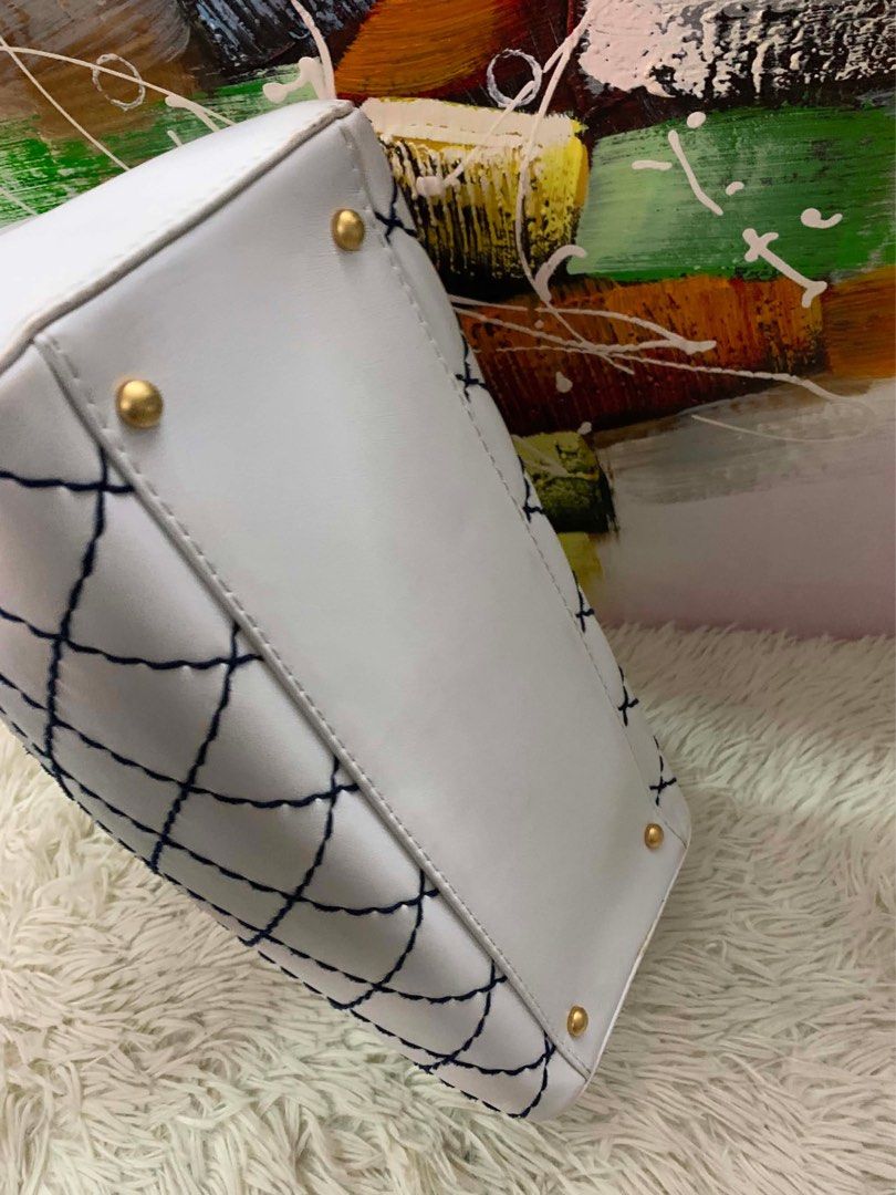 Original Chanel Wildstitch Handbag (Category: Luxury Bags & Wallets) located in Paranaque City. Submitted by glenjonluxuryfinds2 (Listing ID 1452475861, Image 3). Description: CHANEL WHITE CALF SKIN W/ PROVIDED DUSTBAG AND ENTRUPY .