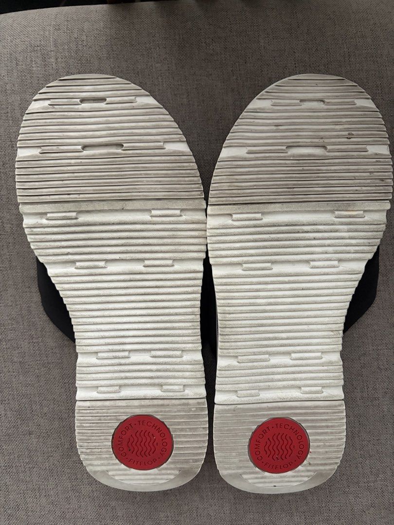Original FitFlop Black Flip Flops Sandals (Category: Slippers and slides) located in Pasig City. Submitted by jackiedla (Listing ID 1452363813, Image 2). Description: - Brand: FitFlop - Type: Flip Flops - Size: US 6 / EU 37 - Origin: Made in Indonesia - Features: Comfortable sole, ideal for walking and casual wear - Condition: Used, with some signs of wear on the soles.
