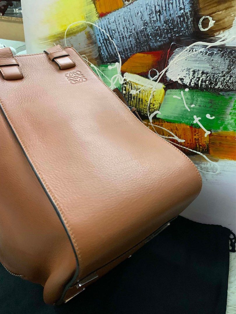 Original Loewe Hammock Medium (Category: Luxury Bags & Wallets) located in Paranaque City. Submitted by glenjonluxuryfinds2 (Listing ID 1452476685, Image 3). Description: LOEWE GOLD LEATHER HAMMOCK MEDIUM W/ DUSTBAG, RECEIPT, ENTRUPY .