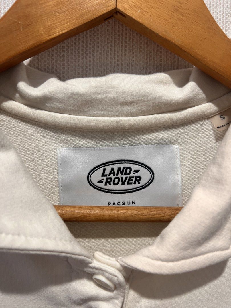 Pacsun x Land Rover White Collared Cropped Top (Category: Others Tops) located in Manila. Submitted by preloved_items122 (Listing ID 1452369366, Image 3). Description: .