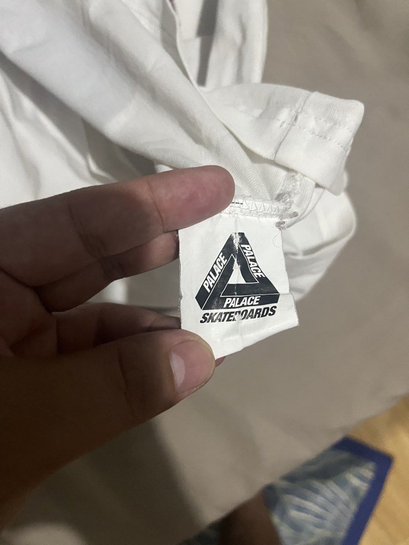 Palace Skateboards Deckhead T-Shirt White Size M (Category: Tshirts & Polo Shirts ) located in Guiguinto. Submitted by glasscabinet.curation (Listing ID 1452444919, Image 3). Description: - White Palace Skateboards T-shirt - Features the iconic 'Deckhead' graphic print on the front - Made from 100% premium cotton - Size: Medium (M).