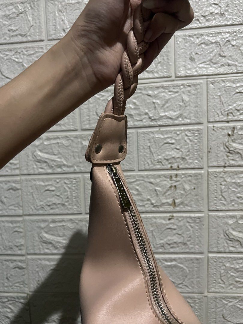 Parisian Baby Pink Shoulder Bag (Category: Shoulder Bags) located in Manila. Submitted by erickalago (Listing ID 1452479424, Image 2). Description: ISSUES: RUBBER LINING other than that waley na twice ko lang nagamit to then na stock, now ko na lang ulit nakita 😭 location: san andres, manila.
