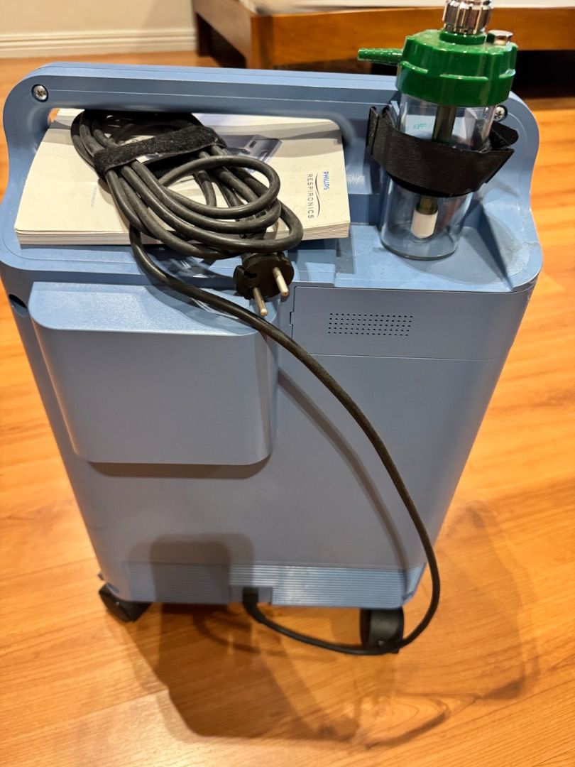 Philips Respironics Oxygen Concentrator with Humidifier Bottleo (Category: Medical Supplies & Tools) located in Pasig City. Submitted by mahogany78 (Listing ID 1452447714, Image 2). Description: - Philips Respironics Oxygen Concentrator - Tested and confirmed working - Includes humidifier bottle - Comes with power cord - Equipped with wheels for easy mobility - Perfect for home healthcare needs.