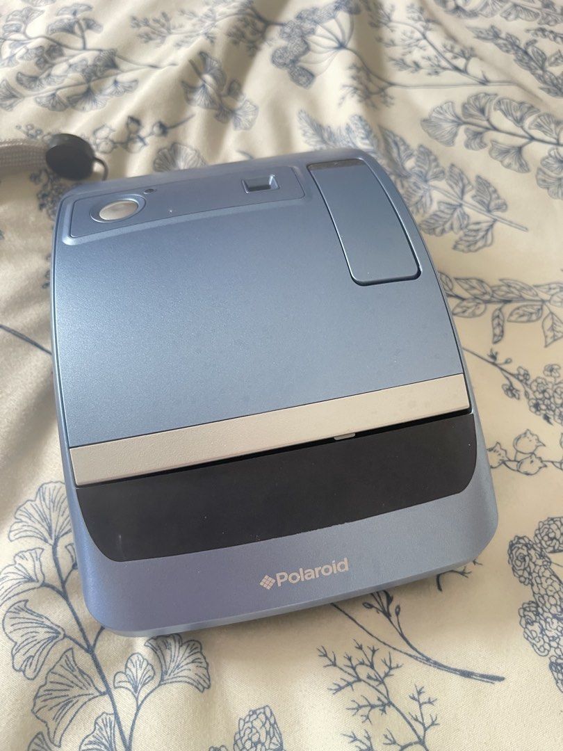 Polaroid One600 Vintage Instant Camera (Category: Cameras) located in Batangas. Submitted by heartycel (Listing ID 1452405011, Image 2). Description: Polaroid One600 instant camera in good/clean condition. Great for collectors, vintage camera lovers, or anyone who enjoys that classic Polaroid look. Details: Polaroid One600 100mm lens Focus range: 3 ft to ∞ Built-in flash Classic vintage design Uses Polaroid 600 film Film not included No box pls t