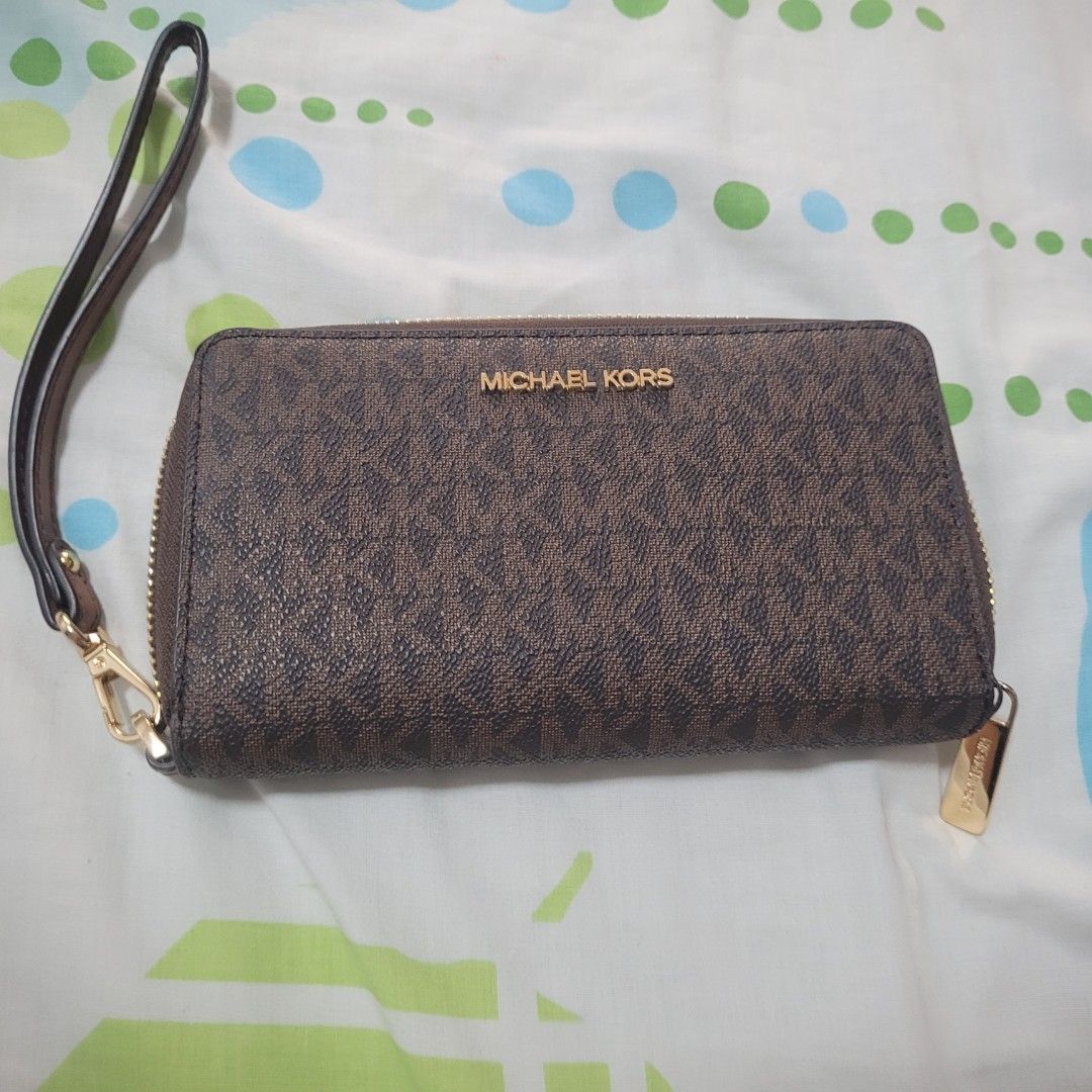 Preloved mk continental wallet (Category: Luxury Bags & Wallets) located in Bulacan. Submitted by butterflym60701 (Listing ID 1452354291, Image 1). Description: in very very good condition.