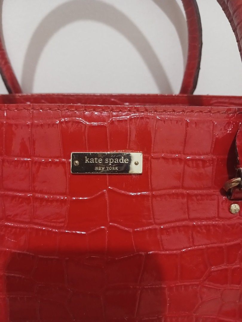 Project Bag Kate Spade Two-Way from Japan (Category: Luxury Bags & Wallets) located in Pasig City. Submitted by moreonwatches (Listing ID 1452387464, Image 2). Description: Signs of usage inside and outside of the bag Minor peeling of rubber lining and leather handle Washable stain inside of the bag Overall still in good condition Can be made in project bag.