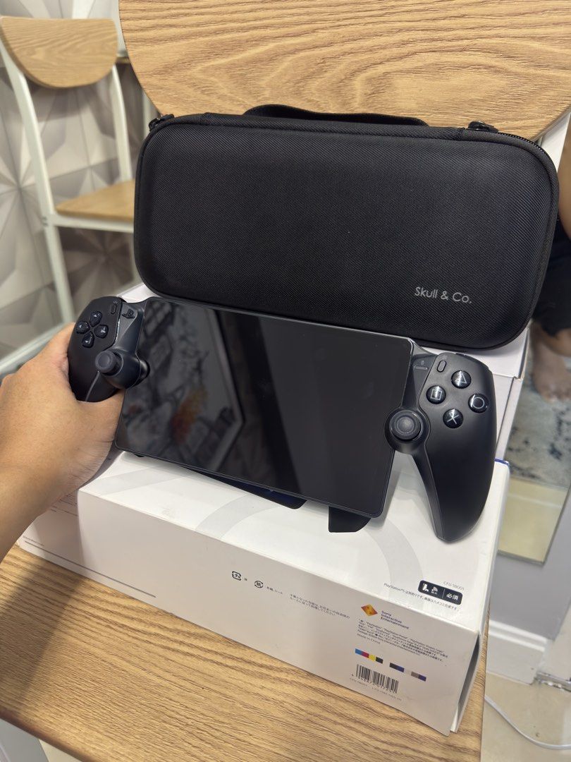 PS5 PS Portal with case + original boxes (Category: PlayStation) located in Pasig City. Submitted by robbiseraphin (Listing ID 1452396152, Image 1). Description: 🎮 Selling: PS Portal white with box + case 7k nalang ✅ Inclusives: - white ps portal - tempered glass already attached - comes with original box (slight tearing) - with case (skull brand) - complete wires (USB-C to C) 📅 Purchased 2025 August 31 🧾 with receipt 📍 located in Mandaluyong