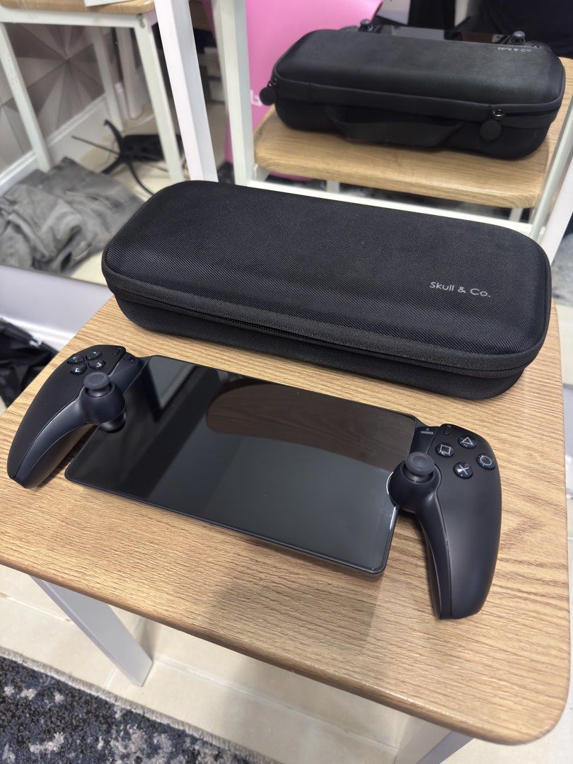 PS5 PS Portal with case + original boxes (Category: PlayStation) located in Pasig City. Submitted by robbiseraphin (Listing ID 1452396152, Image 3). Description: 🎮 Selling: PS Portal white with box + case 7k nalang ✅ Inclusives: - white ps portal - tempered glass already attached - comes with original box (slight tearing) - with case (skull brand) - complete wires (USB-C to C) 📅 Purchased 2025 August 31 🧾 with receipt 📍 located in Mandaluyong
