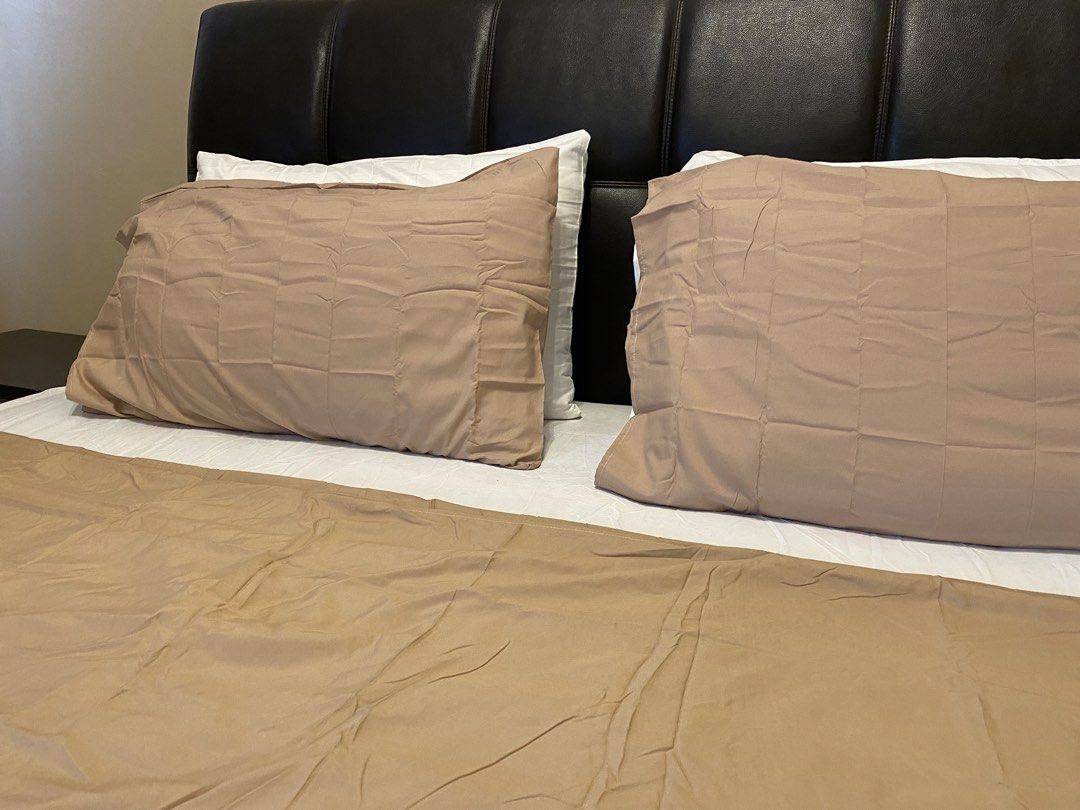 Bedsheet set (Category: Bedding & Towels) located in Kuala Lumpur. Submitted by emprelovedd (Listing ID 1452487316, Image 1). Description: New Good condition Soft Nice color All included Pillow 2 , quilt cover and bedsheet .
