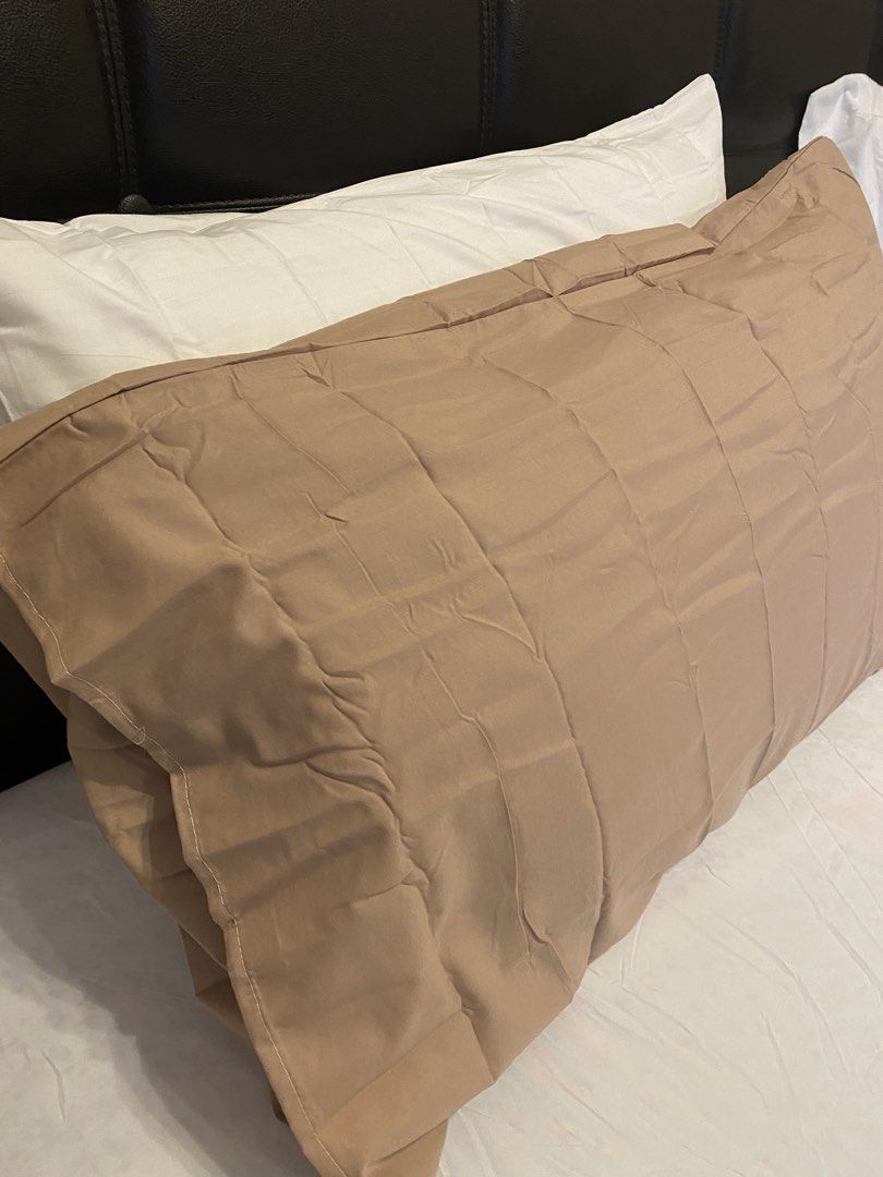 Bedsheet set (Category: Bedding & Towels) located in Kuala Lumpur. Submitted by emprelovedd (Listing ID 1452487316, Image 3). Description: New Good condition Soft Nice color All included Pillow 2 , quilt cover and bedsheet .